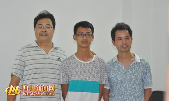 宜宾高考理科头名樊孝林（中）与父亲樊贞明（右）以及班主任兰世才（左）合影