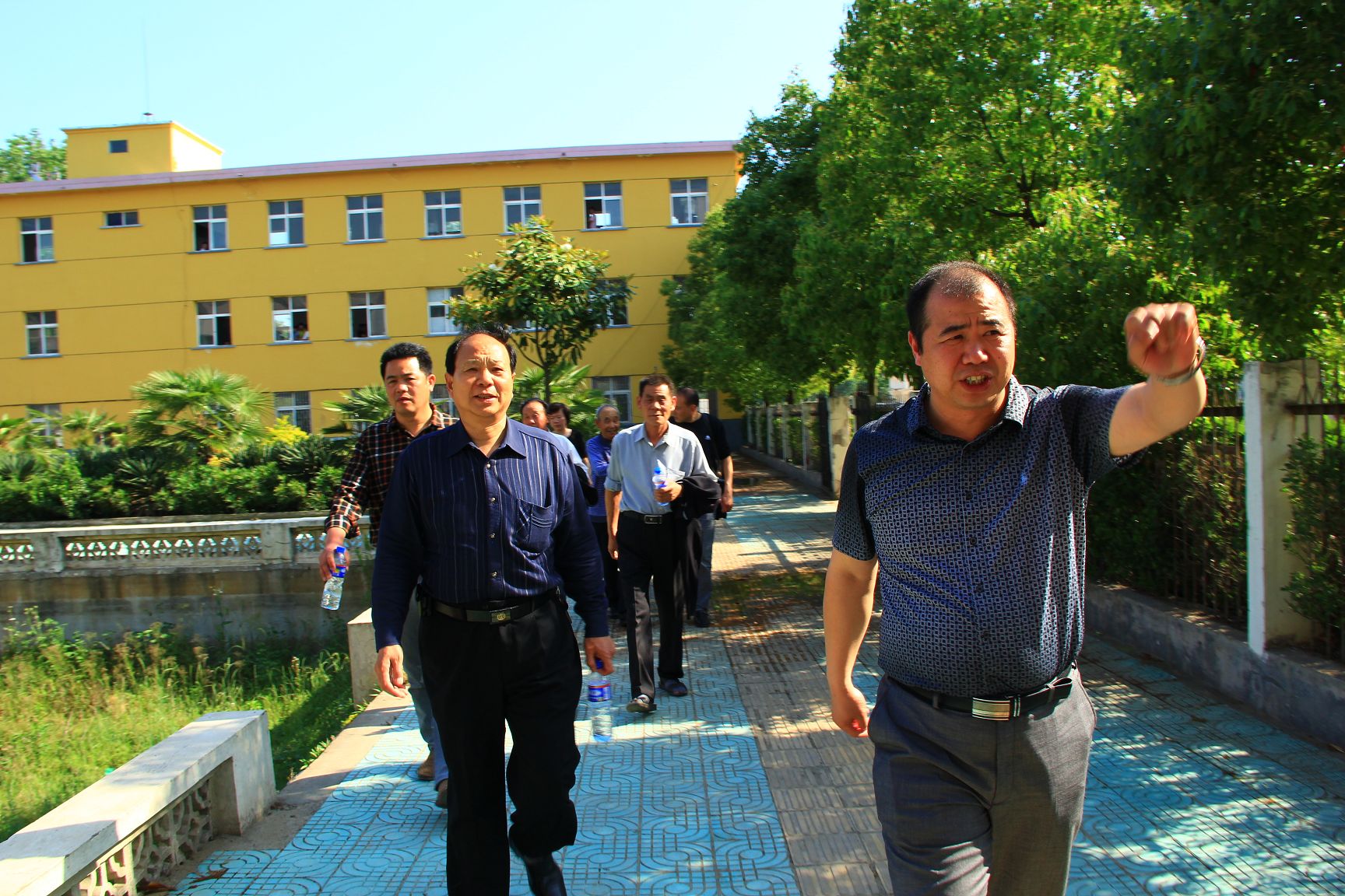8.与会代表参观远博中等职业学校
