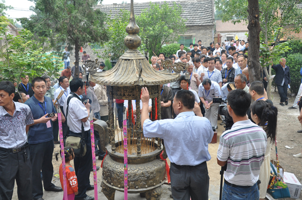 前往祖祠祭祖的家门激动万分