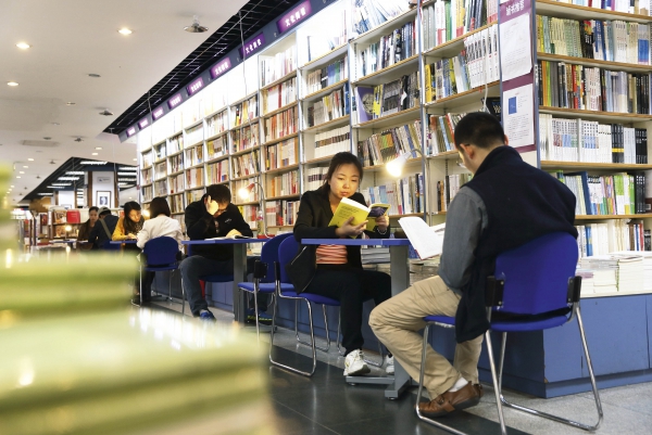 在三联韬奋书店内夜读的人们