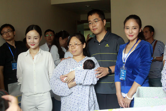 樊蕊现身医院为盲童送关爱 坦言做公益有存在感