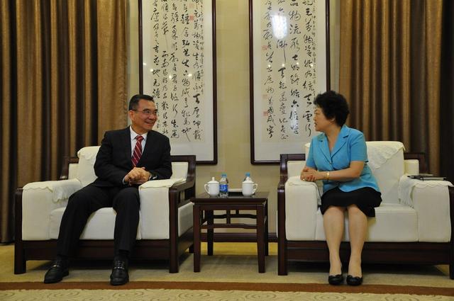 图文：上海财经大学校长樊丽明接见林毅夫