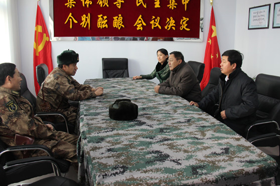鄂尔多斯军分区司令员樊兵林来准旗观摩
