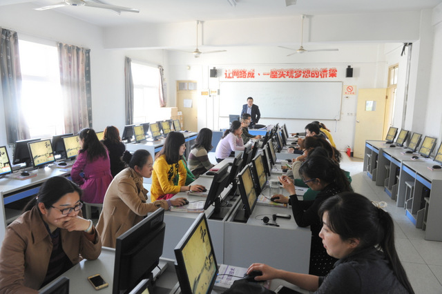 樊向阳主任来我校开展微课制作技能培训