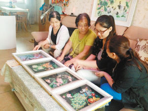 樊奶奶爱作棉絮画 打算在社区办画展(图)