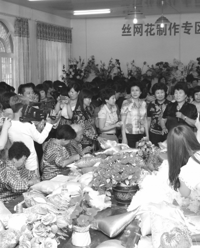 　　樊海风（右一）向省妇联主席介绍本村妇女在家门口实现就业的情况